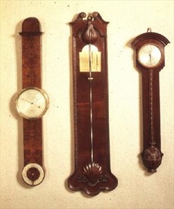 Drie barometers: links: mahonie, Chippendale stijl; midden: Chippendale met schelpmotief; rechts: wortelhout, door John Halifax van Barnsley, 1720 door English School